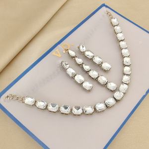 Hermoso Collar de Diseñador Kundan Original de Primera Calidad con Hermosos Aretes y Maang Tikka, Perfecto para Usar en Fiestas - Product Image 5