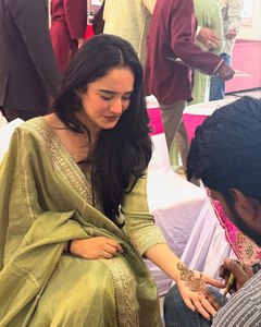 Ensemble de robes de créateur exquis avec des paillettes de soie Fendy et des travaux de broderie pour les occasions festives et les mariages, tenue ethnique élégante - Product Image 6