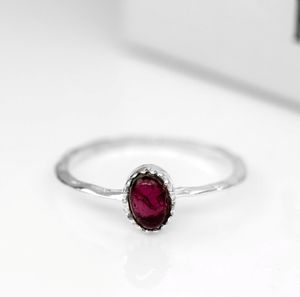 Anillo de mujer de estilo clásico de Plata de Ley 925 con piedra preciosa granate de corte ovalado para bodas, aniversarios o fiestas - Product Image 1