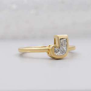Anillo con Bisel de Diamantes Cultivados en Laboratorio con Diseño Inicial en Forma de J - Product Image 2