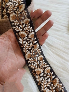 Cordones de trabajo de hilo bordado hechos a medida en color dorado con opciones en bordado de lentejuelas en 1,5 pulgadas de ancho - Product Image 6