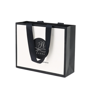 Sacs-cadeaux élégants en papier kraft imprimé personnalisé Conception laminée écologique avec poignée en ruban pour bougie en gros - Product Image 2