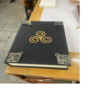 Journal en cuir celtique noir personnalisé avec embellissements en laiton Journal en cuir noir jumbo avec design celtique et accents en laiton - Product Image 1