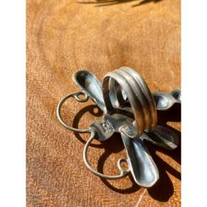 Anillo de Libélula de Plata de Ley con Turquesa Kingman Hecho a Mano por Tim Yazzie, Talla 7 - Product Image 5
