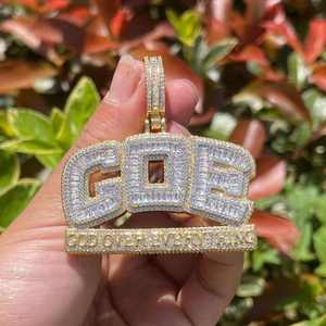 Colgante Unisex de Plata de Ley de Dos Tonos con Moissanita de 25 Quilates con Incrustaciones Personalizadas, Diseño Cristiano con la Frase 'Dios Sobre Todo' - Product Image 2