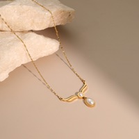 Collar de Perlas con Alas de Ángel Vintage, Acero Inoxidable, Chapado en Oro de 18K, Cadena Delicada y Brillante, Elegante Collar con Colgante de Perlas para Mujer