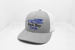 Gorra deportiva de malla blanca con logotipo bordado 2D personalizado, uso diario clásico y enérgico para adultos, hábilmente elaborada en Vietnam - Product Image 2