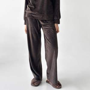 Casual invierno cálido Loungewear pantalones de satén de pierna ancha con cierre de cintura elástica patrón sólido estilo de pantalón de cintura media - Product Image 1