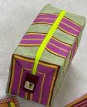 Pochette à main pour femmes à rayures multicolores écologiques Fabriqué en Inde, pochette d'extérieur en plastique recyclé tissé en nylon - Product Image 3