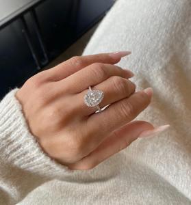 Anillo de Compromiso de Diamante Cultivado en Laboratorio con Corte Pera, 2.50 Quilates, Color y Claridad Fantasía, Certificado IGI, Oro Sólido de 18K, Lujoso - Product Image 3