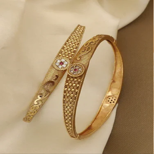 กำไลทองเหลืองที่ไม่เหมือนใครที่มีลวดลายหรูหราและหินสี่เหลี่ยมสีแดงทับทิมสดใสล้อมรอบด้วยคริสตัลสีขาวในราคาขายส่ง - Product Image 6