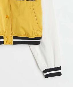 Recién llegado, chaqueta universitaria de satén de Color de contraste personalizada, chaqueta universitaria corta, chaqueta informal de bombardero de béisbol de satén para mujer - Product Image 3