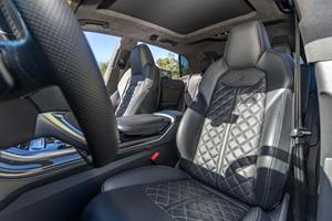 Audi S-Q8 Prestige SUV 2024 - Volante a la Izquierda, Interior Oscuro, Neumáticos R15, Asientos de Cuero, Portaequipajes de Aluminio en el Techo - Product Image 4