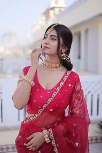 Tela de seda Dola en colores rojo y morado con diseño de secuencia y codificación, Lehenga Choli Dupatta de diseñador para bodas/fiestas/eventos. - Product Image 3