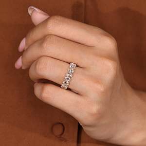 แหวนเพชรทรงรูปไข่แบบ Eternity Band ดีไซน์ขาเพชรแบบ Shared Prong สวยหรู - Product Image 4