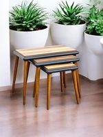Tables gigognes en bois rustiques conçues pour les appartements et les appartements avec un espace limité et un besoin de mobilier fonctionnel