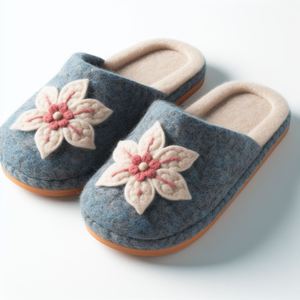 Pantoufles en feutre gris faites à la main ornées de fleurs en feutre-Chaussures confortables en laine pour femmes-Pantoufles feutrées grises écologiques - Product Image 4