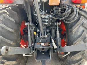 Tractor MFWD M4N-071HDC12 2022 - Diseño Compacto, Alta Potencia, Máxima Eficiencia - Product Image 2