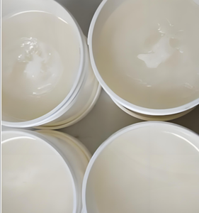 Base cosmétique de vaseline de paraffine douce raffinée pour les soins de la peau et l'hydratation - Product Image 5