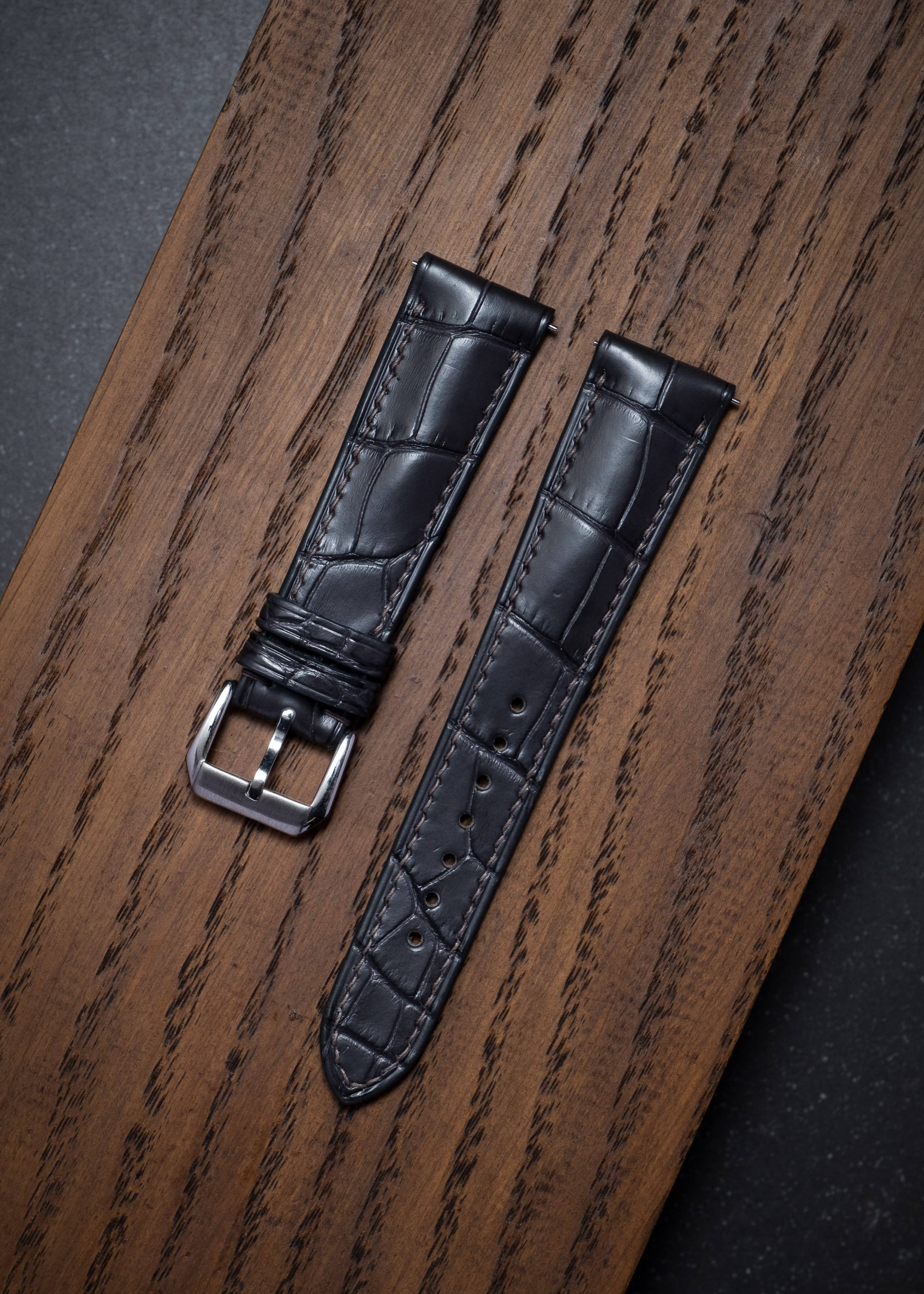 สีเทาเข้ม