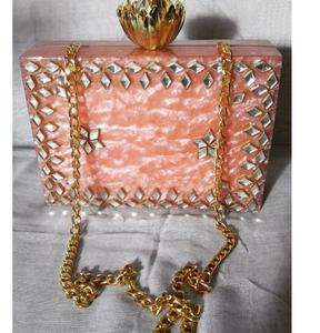 Exquisito joyero con incrustaciones de hueso diseñado con estilo de madera ondulado a mano, ideal para almacenamiento seguro de joyas y regalos de la India - Product Image 1