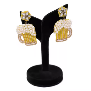 Boucles d'oreilles en forme de chopes de bière perlées faites à la main pour l'Oktoberfest, design Stella doré, bijoux festifs à pendentif pour femmes - Product Image 1