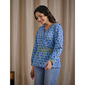 เสื้อครอปสีฟ้าอ่อนผ้าฝ้ายพิมพ์ลายบล็อกด้วยมือ ปักลายดอกไม้ คอเสื้อไม่สมมาตร แต่งลูกไม้ ไซส์ XL สำหรับชุดทำงานผู้หญิง - Product Image 6