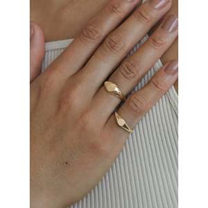 Anillo de Sello Clásico y Elegante de Acero Inoxidable Chapado en Oro con Incrustaciones Románticas, Anillos de Moda Eternos para Regalo - Product Image 4
