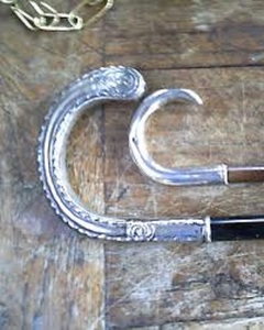 Bastón de madera antiguo de alta calidad con mango de metal, punta de hierro y latón a la venta - Product Image 1