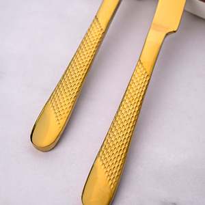 Juego de 2 Cuchillos de Acero Inoxidable Color Oro Radiante para Bodas - Product Image 3