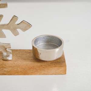 Lot de 2 porte-bougies chauffe-plat en aluminium et bois de manguier, motif flocon de neige argenté, faits à la main, découpés et imprimés, pour la décoration de Noël à la maison - Product Image 5