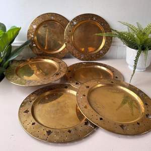 Placa de cargador de latón dorado de diseño para mesas de comedor glamurosas durante bodas, aniversarios y banquetes - Product Image 3