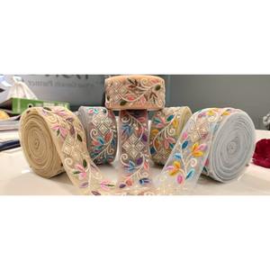 Adorno de encaje bordado floral hecho a máquina de alta calidad para fábricas de prendas de vestir Compra al por mayor a precios de fábrica competitivos - Product Image 1