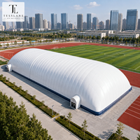 Dôme sportif préfabriqué à construction rapide, à portée libre, en membrane PVDF robuste, utilisable toute l'année pour les terrains de football et de basketball