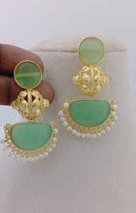 Temple Crescent Bulk Diseño personalizable Acabado de piedra semicircular Ornamentación única Juego de pendientes colgantes de moda Hecho de latón - Product Image 4