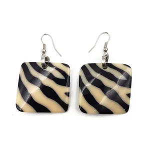 ต่างหูเรซินอีพ็อกซี่สุดหรูสำหรับผู้หญิงดีไซน์ทันสมัยพร้อมรูปแบบศิลปะลายดอกไม้สำหรับเครื่องประดับสไตล์รัก - Product Image 3