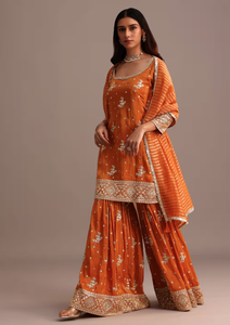 Ensemble Sharara orange avec détails complexes Salwar Suit Neck Designs Sarara Woman Dress au prix de gros - Product Image 4
