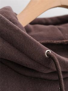 Streetwear personnalisé pour femmes Jogging en coton polaire Ensemble 2 pièces à motif solide Survêtements à capuche Croptop Pantalon de survêtement en dentelle à boutons - Product Image 4