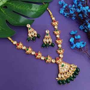 Ensemble de bijoux traditionnels indiens plaqué or fausse perle Kundan pendentif brin collier boucles d'oreilles ensemble, vert - Product Image 1