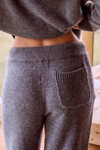 Ensemble de survêtement long en deux pièces pour femme en charbon de bois uni brodé avec un haut à capuche - Product Image 6