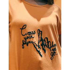 Camisetas de manga corta con relieve para mujer Cross Your Fingers Collection - Product Image 6