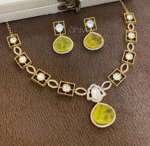 Conjunto de collar con aspecto de piedra chapada en oro Kundan fino de alta calidad de diseñador, pendientes para mujer, joyería de diseñador para ropa de boda - Product Image 5