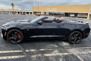 Camaro 2SS Cabriolet 2023, moteur V8 de 6,2 litres, intérieur rouge, non modifié - Product Image 3