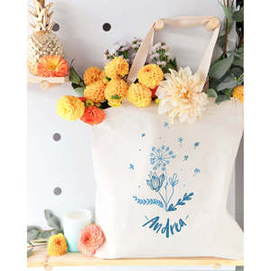 Sac fourre-tout personnalisé en toile de coton bleu à motifs floraux avec fermeture éclair, broderie et décoration de lettres pour toutes les saisons - Product Image 3