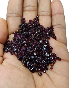 Puce grenat de cristal pierre en vrac puces de pierres précieuses brutes puce de pierre dégringolée galets de cristal de guérison naturelle grossiste - Product Image 4