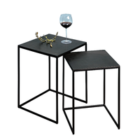 Ensemble de deux tables gigognes de couleur noire dessus carré en aluminium coulé à la main pour salon et chambre à coucher