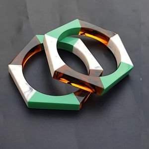 Bracelets et bracelets en résine Bracelets et manchettes tendances en résine personnalisés pour femmes et filles Forme ronde et au meilleur prix - Product Image 1