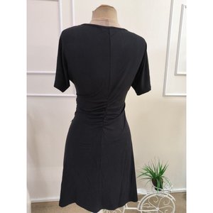 Robe courte en viscose à manches courtes et col enroulé pour femme avec détail asymétrique sur le devant, 35755 - Noir - Product Image 6