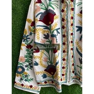 Veste courte à broderie florale Suzani pour femmes d'hiver à la main en tissu tricoté avec remplissage en coton et caractéristique respirante - Product Image 3