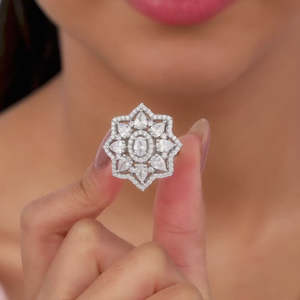 Anneaux de mode en acier inoxydable argenté incrustés de pétales précieux plaqué or rose 18 carats bijoux de mode de style moderne sous licence «IS» - Product Image 1